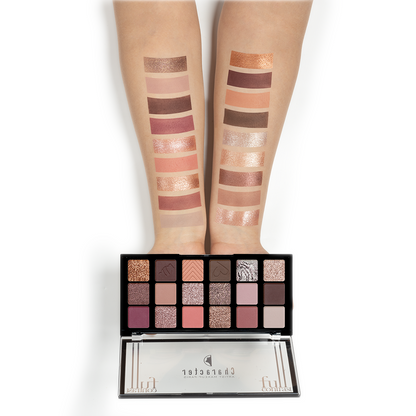 Character 18 Color Eyeshadow Palette Smoky Elegance - CFC002